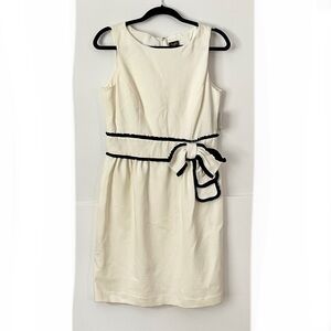 Sleeveless dress with bow at waist